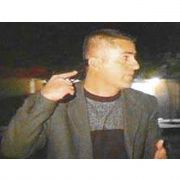 DÖVDÜKLERİ POLİSİN TABANCASINI KAFASINA DAYADI